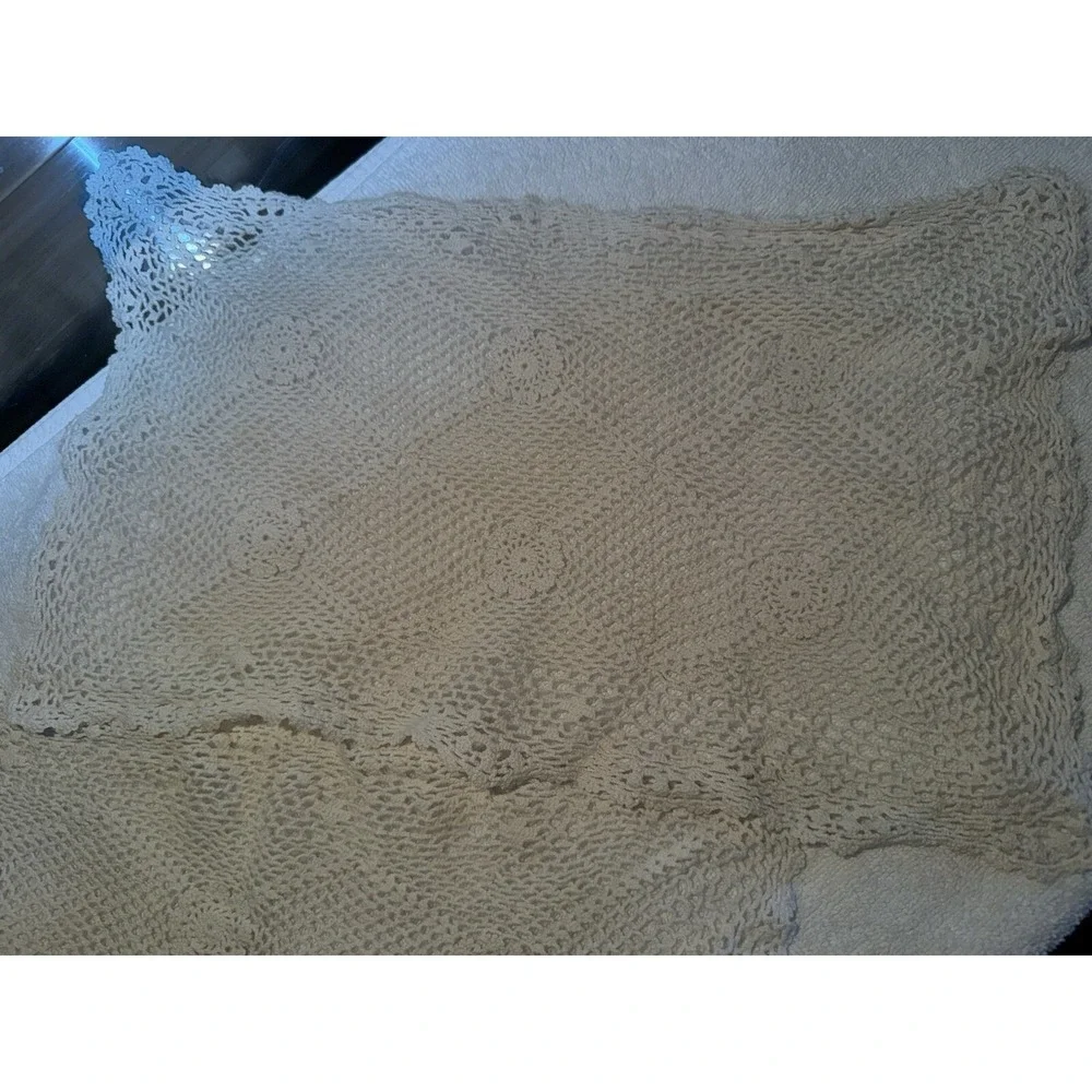 Vintage Dresser/Table Doilies Set Of 2.‎ Matching Set, White